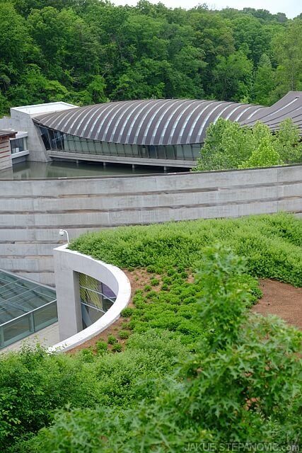 I also mentioned that I like when modern, sharp curves made from bare industrial materials are used to compliment nature, and that is what this place is prime example as well, since it isn’t placed somewhere in the middle of urban landscape in the downtown but surrounded by woods.