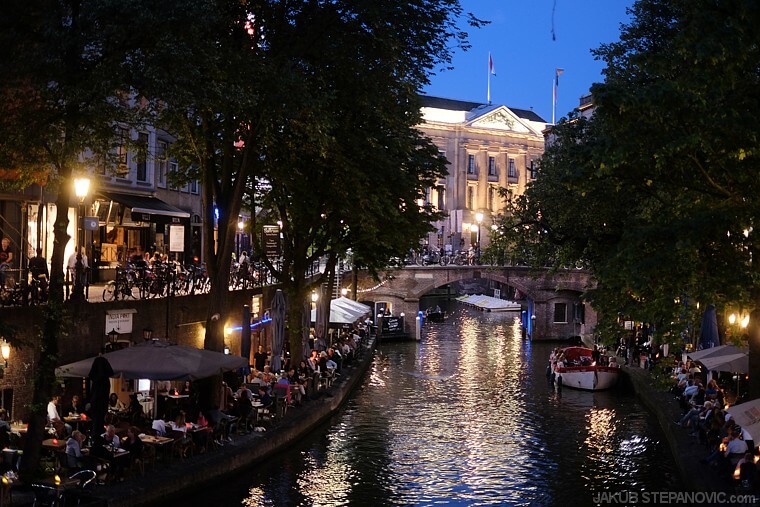 Note the tables next to the canal - hard to find a free place. Unless it's raining, then it's empty.