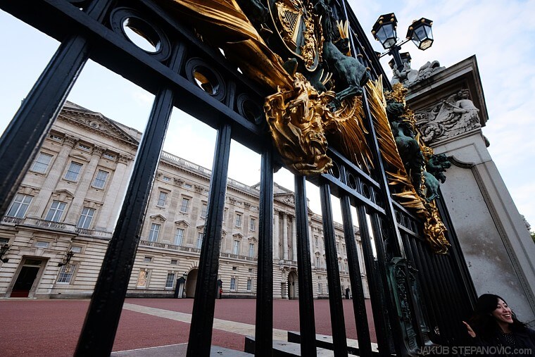 Soon I arrived next to the Buckingham Palace, the place where the monarchy is.