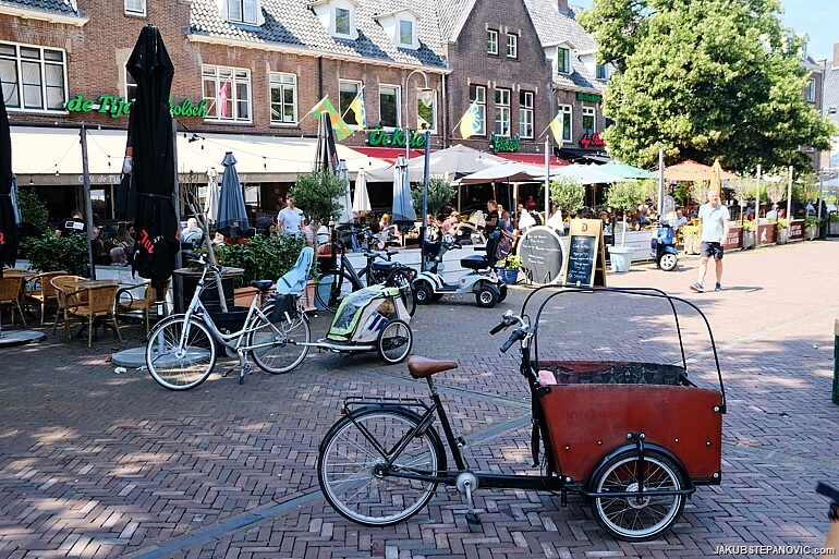 Tricycles and bike trailers, some of the popular cargo-friendly option in the Netherlands. 