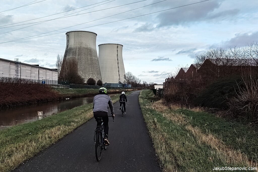 Grey cooling towers and grey cyclists during a grey day, a pretty good day!